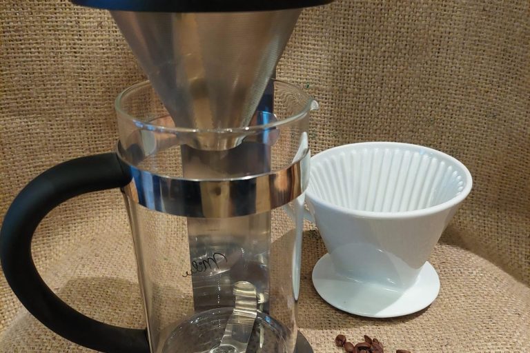 "Ein stilvolles Bild eines Chemex-Kaffeebereiters auf einem glänzenden Glastisch. Frischer Kaffee wird gebrüht, und dampfender Dampf steigt 